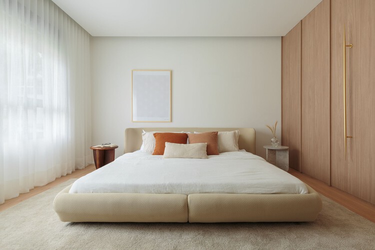 Apartamento Casa Alto de Pinheiros / ARCHITECTS OFFICE - Фотография интерьера, спальня, кровать