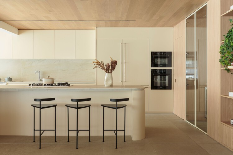 Apartamento Casa Alto de Pinheiros / ARCHITECTS OFFICE - Фотография интерьера, кухня, столешница, раковина, дерево