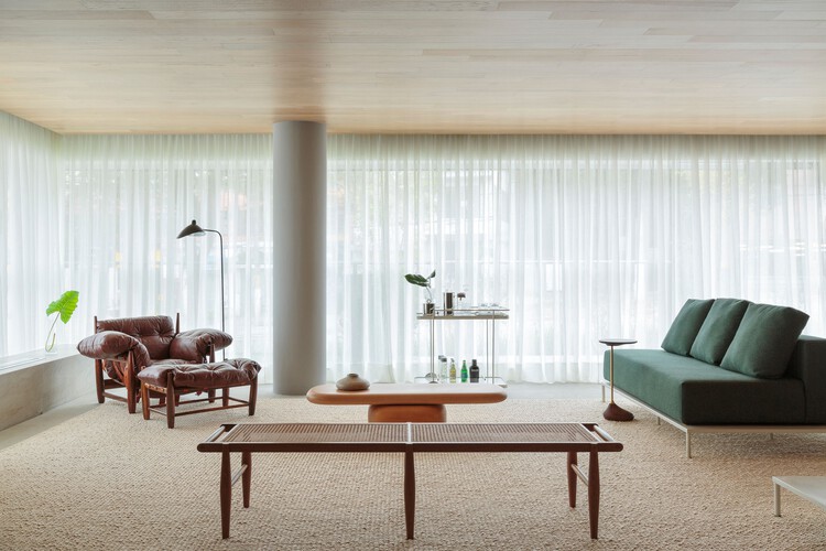 Apartamento Casa Alto de Pinheiros / ARCHITECTS OFFICE - Фотография интерьера, гостиная, стол, стул