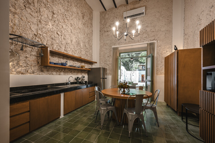 Ermita House / Studio A - Фотография интерьера, кухня, стол, стул, столешница, балка
