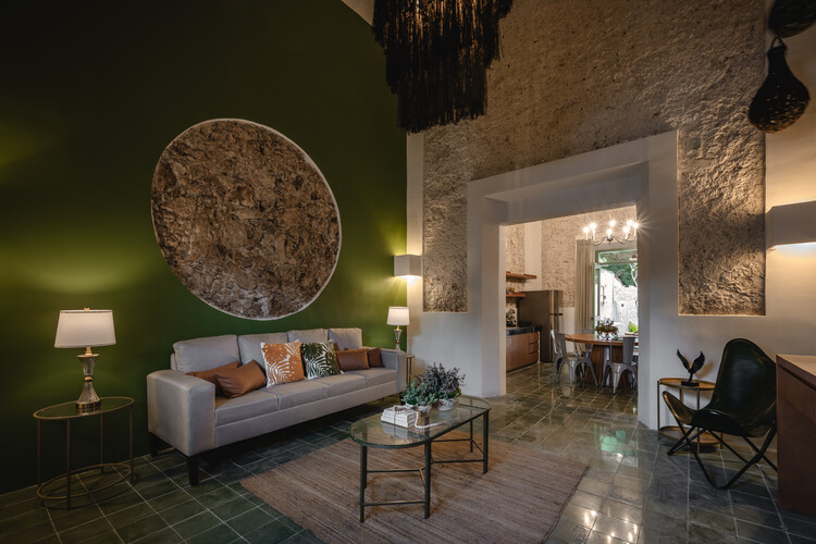 Ermita House / Studio A - Фотография интерьера, гостиная, диван, стол, освещение, стул
