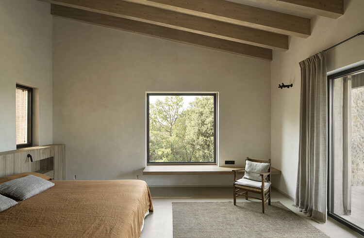Дом на Коста Брава / GCA Architectes - Фотография интерьера, спальня, окна, кровать, стул