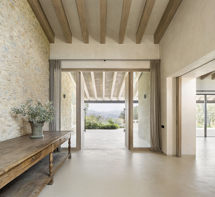 Дом на Коста Брава / GCA Architectes - Фотография интерьера, окна, балка