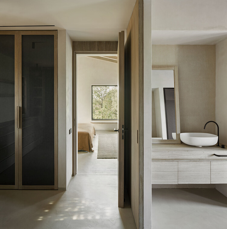 Дом на Коста Брава / GCA Architectes - Фотография интерьера, ванная комната, дверь, спальня