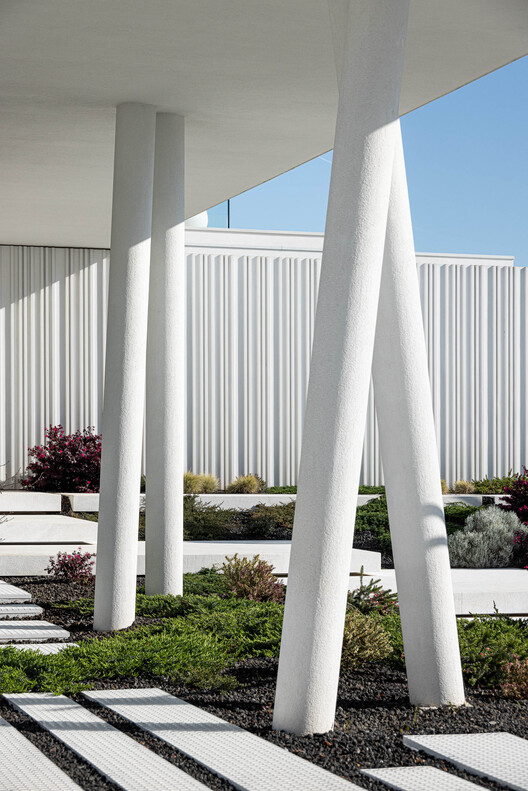 RiscoWhite House / Risco Singular - Архитектура - Экстерьерная фотография, Фасад, Колонна