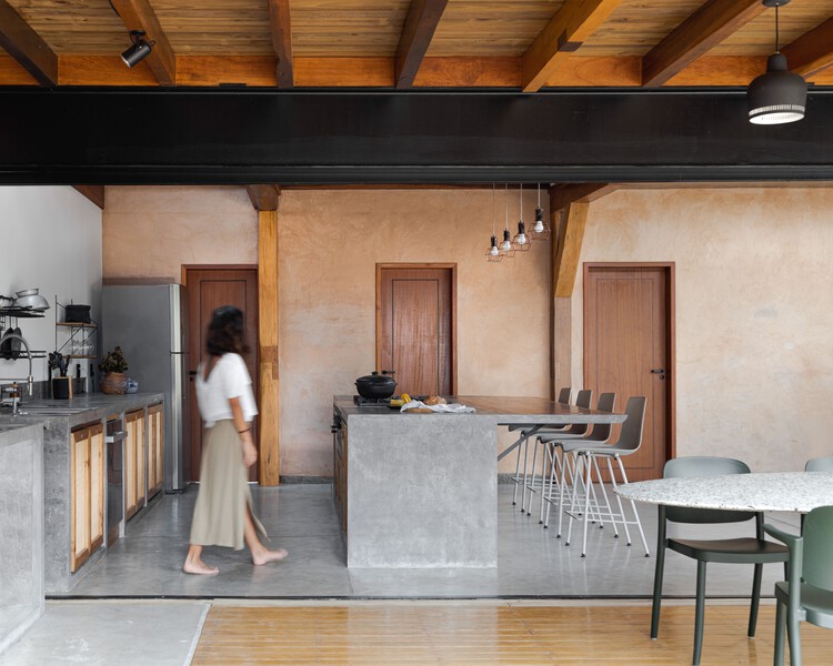 Дом Abacateiro / Baixo Impacto Arquitetura - Фотография интерьера, кухня, стол, балка, стул, столешница