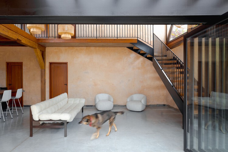 Дом Abacateiro / Baixo Impacto Arquitetura - Фотография интерьера, лестница, стул, перила
