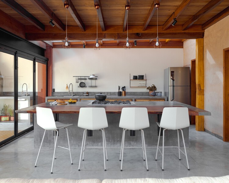 Дом Abacateiro / Baixo Impacto Arquitetura - Фотография интерьера, стол, кухня, стул, балка, столешница