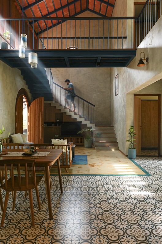 Дом Ваби-Саби / Aslam Sham Architects - Фотография интерьера, Столовая, Стол, Балка