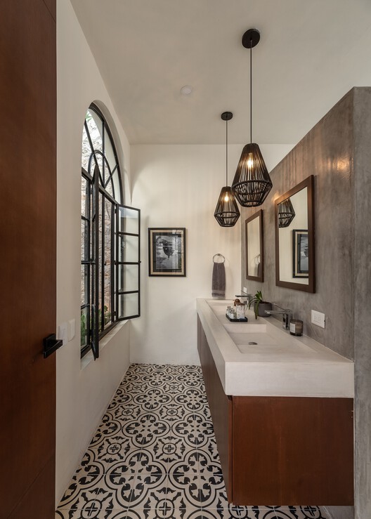 Pitahaya House / Taller Estilo Arquitectura - Фотография интерьера, ванная комната, раковина, окна, столешница
