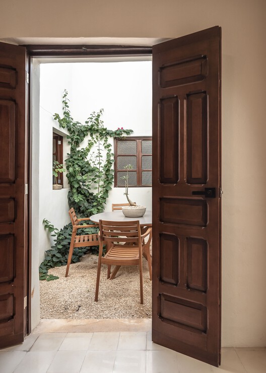 Дом Питахайя / Taller Estilo Arquitectura - Фотография интерьера, дверь, стул, окна