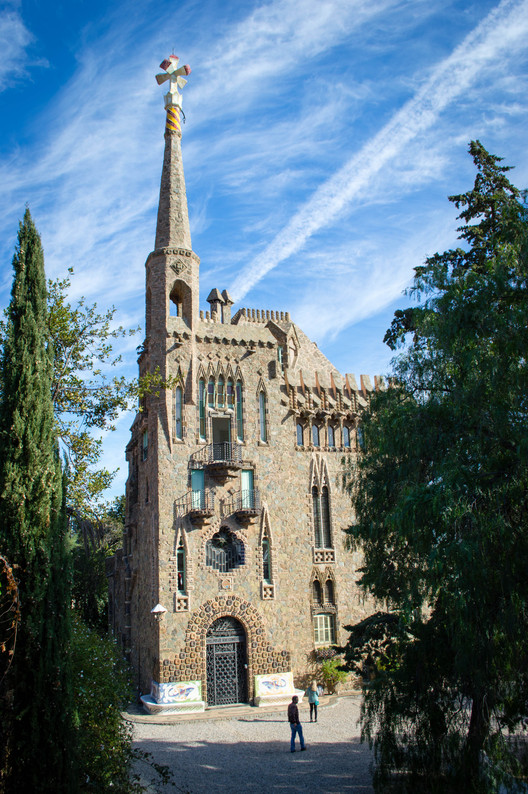 Путеводитель по архитектуре: 10 зданий Гауди, которые стоит увидеть в Барселоне — изображение 9 из 11
