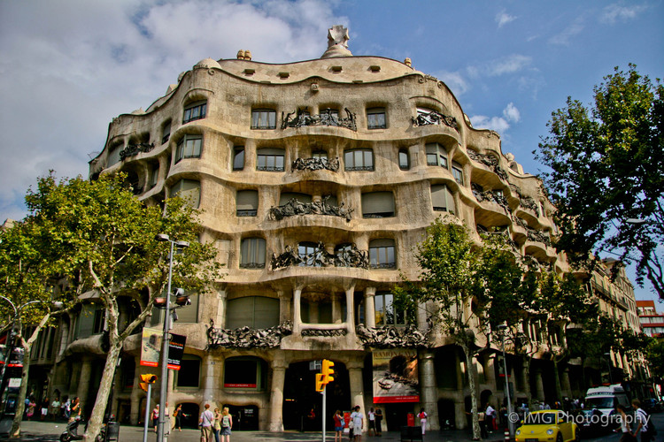 Путеводитель по архитектуре: 10 зданий Гауди, которые стоит увидеть в Барселоне — изображение 2 из 11