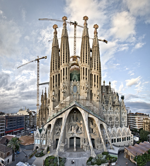 Путеводитель по архитектуре: 10 зданий Гауди, которые стоит увидеть в Барселоне — изображение 8 из 11