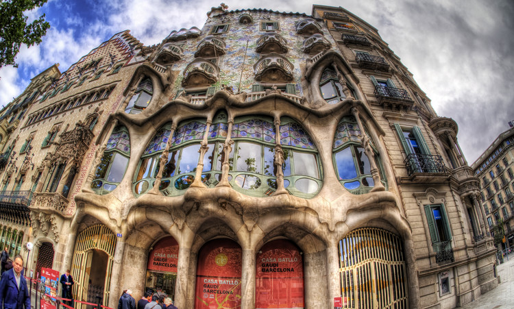 Путеводитель по архитектуре: 10 зданий Гауди, которые стоит увидеть в Барселоне — изображение 3 из 11