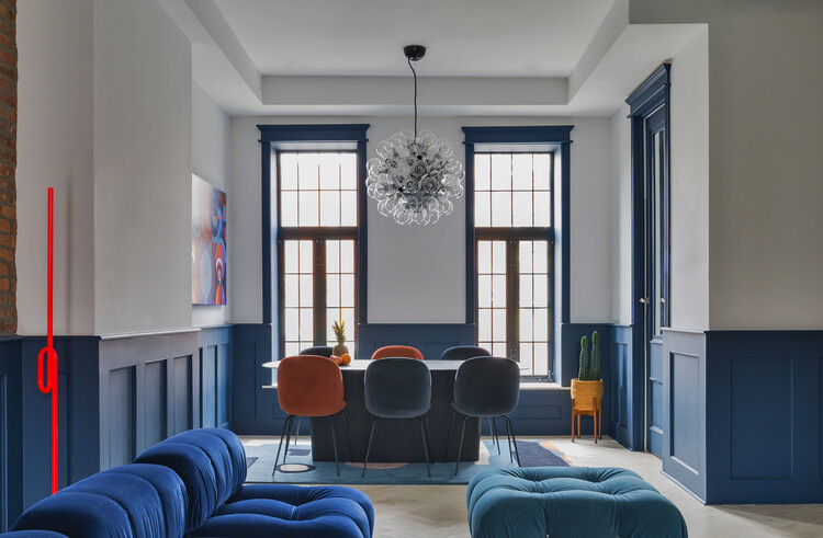 Ремонт таунхауса Bed-Stuy / Студия Олбос - Фотография интерьера, гостиная, окна, освещение, стул