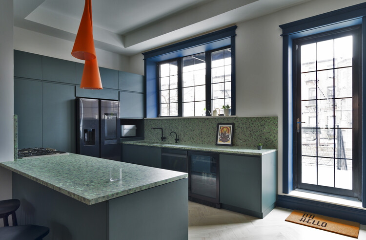 Ремонт таунхауса Bed-Stuy / студия Olbos - фотография интерьера, кухня, столешница, окна, раковина