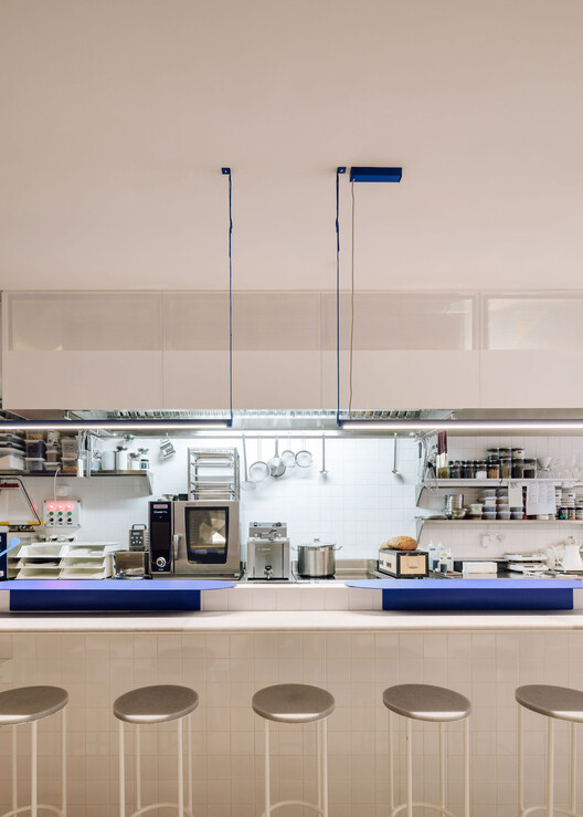 The Capsule Cafe / Atelier Réalité - Фотография интерьера, кухня, столешница, стул