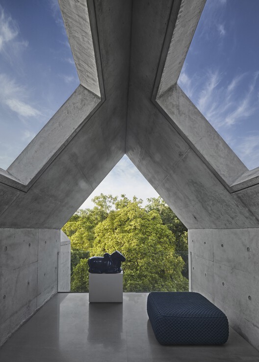 Дом Призмы / Matra Architects & Rurban Planners - Фотография экстерьера, колонна