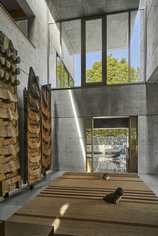 Дом Призмы / Matra Architects & Rurban Planners - Фотография интерьера, окна, балки