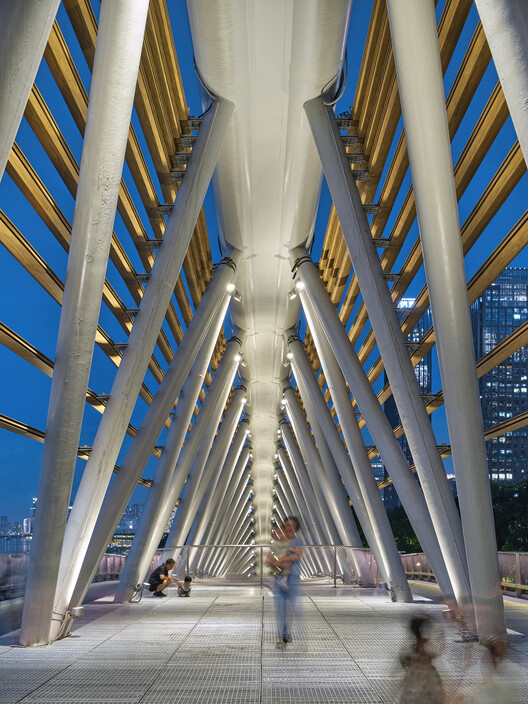 Общественное пространство на набережной Ханчжоу — Шелковый мост / Студия оригинального дизайна TJAD — Фотография интерьера, сталь