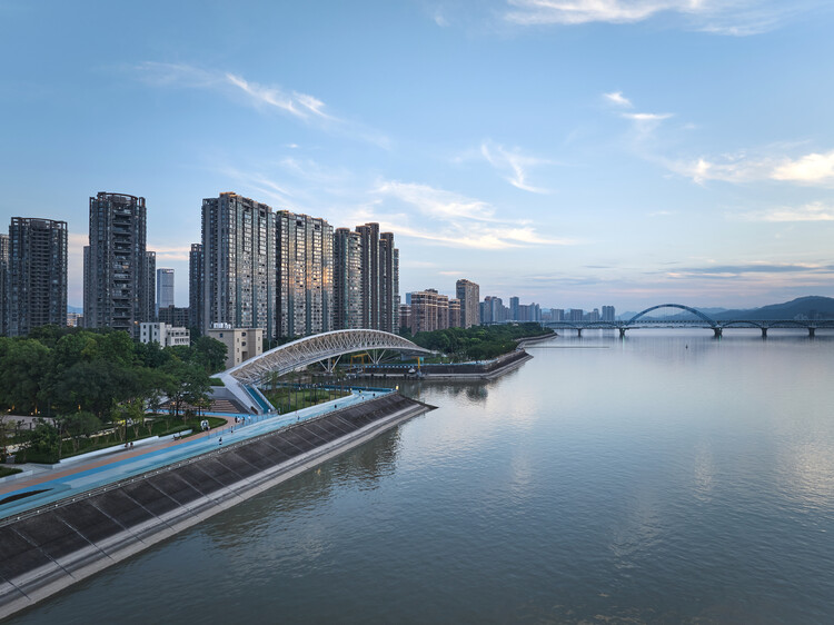 Общественное пространство на набережной Ханчжоу - Шелковый мост / Студия оригинального дизайна TJAD - Экстерьерная фотография, набережная, городской пейзаж