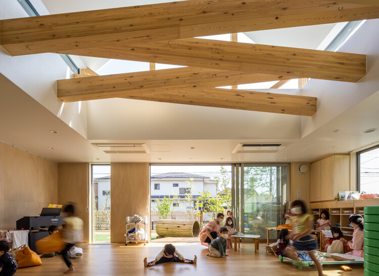 Детский сад Химавари / AKAIKE TOHYAMA ARCHITECTS - Фотография интерьера, освещение, балка, окна, стул