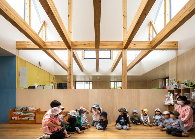 Детский сад Химавари / AKAIKE TOHYAMA ARCHITECTS - Фотография интерьера, лестница, окна, балка