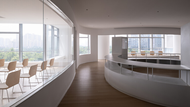 Музей Хун / Xie Jie Architects - Фотография интерьера, кухня, окна, стул