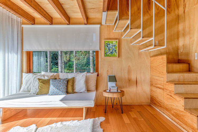 Дом на дереве / Íntegra Studio Arquitetura - Фотография интерьера, гостиная, окна, балка
