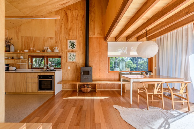 Дом на дереве / Íntegra Studio Arquitetura - Фотография интерьера, кухня, столешница, стол, окна, балка