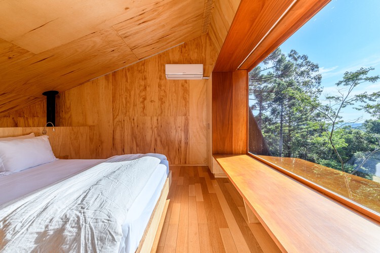 Дом на дереве / Íntegra Studio Arquitetura - Фотография интерьера, спальня, окна, кровать