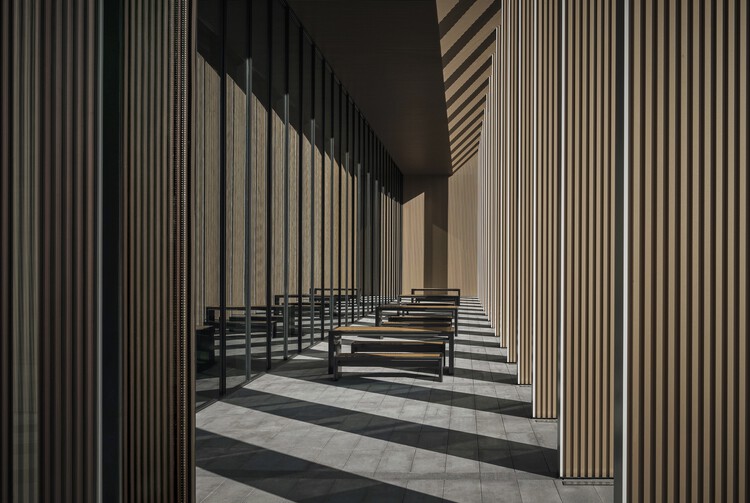 Жилые здания La Cadiere One Lake City / SCDA Architects — фотография интерьера, лестница, дерево, колонна