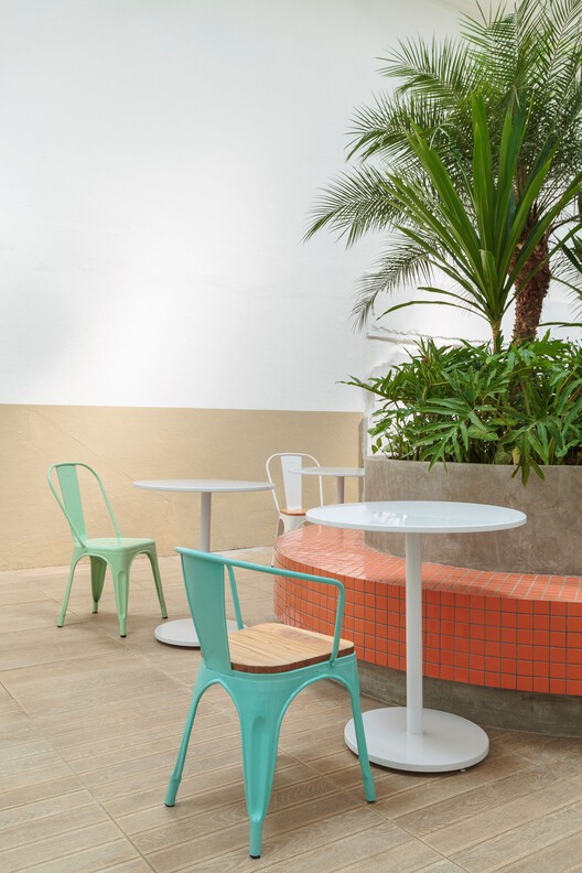 Ресторан Салу / KAS ARQ - Фотография интерьера, стол, стул