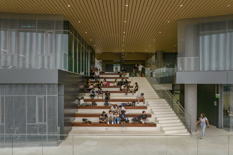 Центр инженерных инноваций Университета Лимы / Сасаки - Фотография интерьера, лестница, фасад, перила, колонна