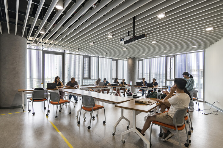 Центр инженерных инноваций Университета Лимы / Сасаки - Фотография интерьера, кухня, стол, стул