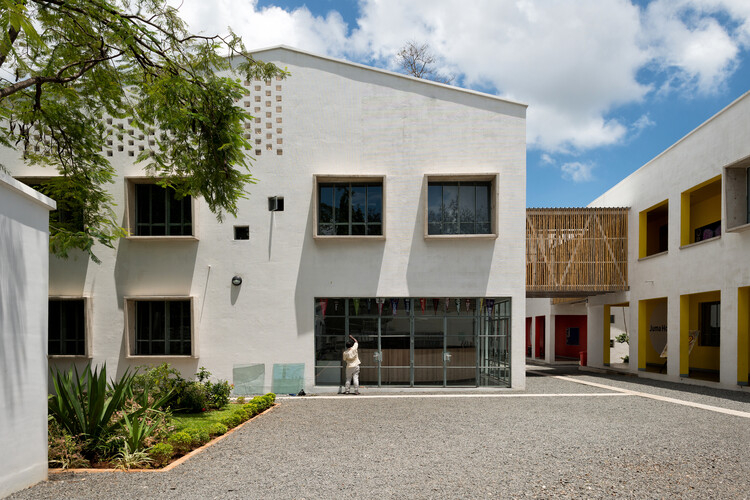 Средняя школа DIA / Консультанты-новаторы в области архитектуры — наружная фотография, окна, фасад