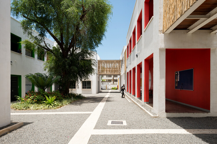 Средняя школа DIA / Консультанты-новаторы в области архитектуры — наружная фотография, окна, фасад