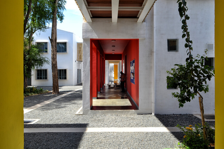 Средняя школа DIA / Консультанты-новаторы в области архитектуры — внутренняя фотография, окна, двери, фасад, колонна