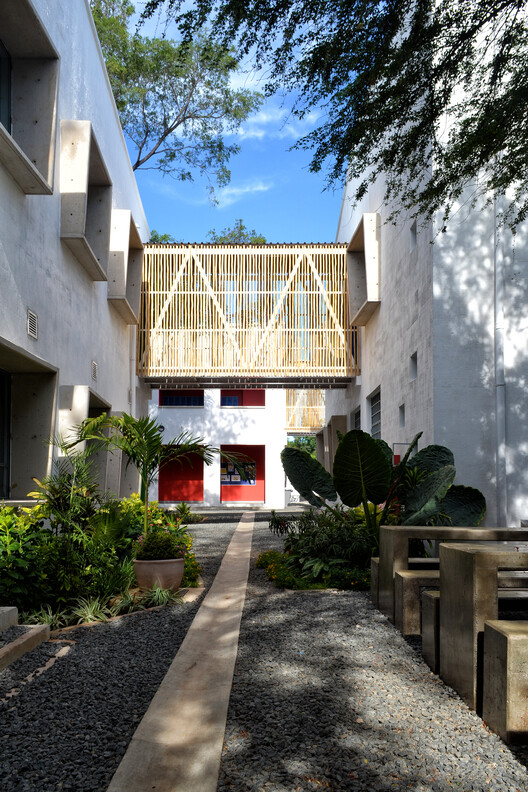 Средняя школа DIA / Консультанты-новаторы в области архитектуры - наружная фотография, окна, фасад, двор