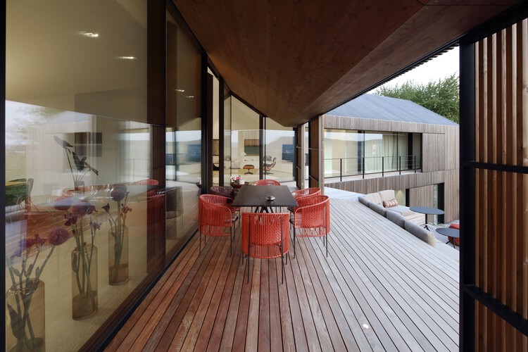 Дом F / Delugan Meissl Associated Architects — фотография интерьера, столешница, стол, стул, пол