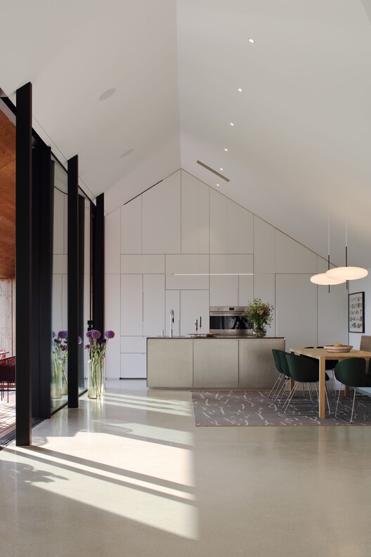 Дом F / Delugan Meissl Associated Architects — фотография интерьера, кухня, столешница, стул