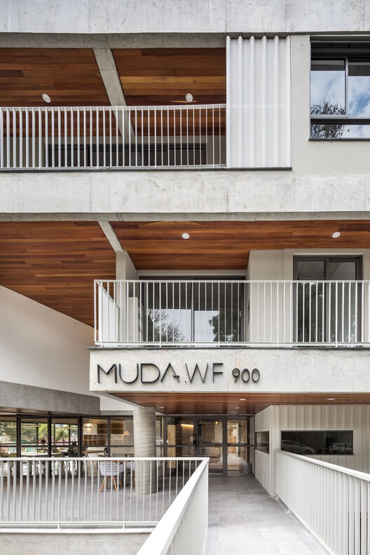 Muda Building Weefor / NNArq - Фотография интерьера, кухня, окна, лестница, фасад, перила