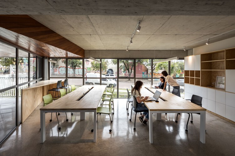 Muda Building Weefor / NNArq — Фотография интерьера, стол, окна, балка