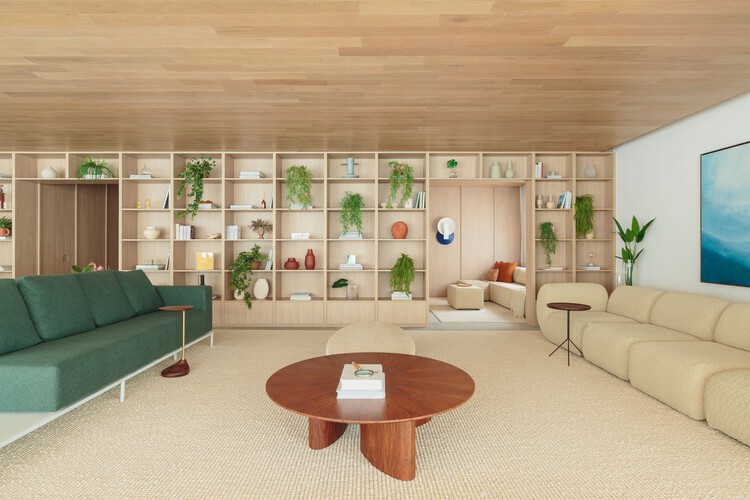Apartamento Casa Alto de Pinheiros / ARCHITECTS OFFICE - Фотография интерьера, гостиная, стол, диван