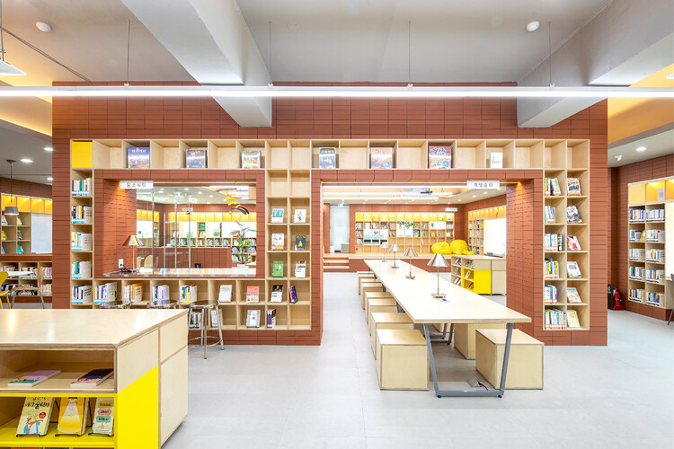Библиотека из красного кирпича / G/O Architecture — Фотография интерьера, кухня, стеллажи, стол, стул