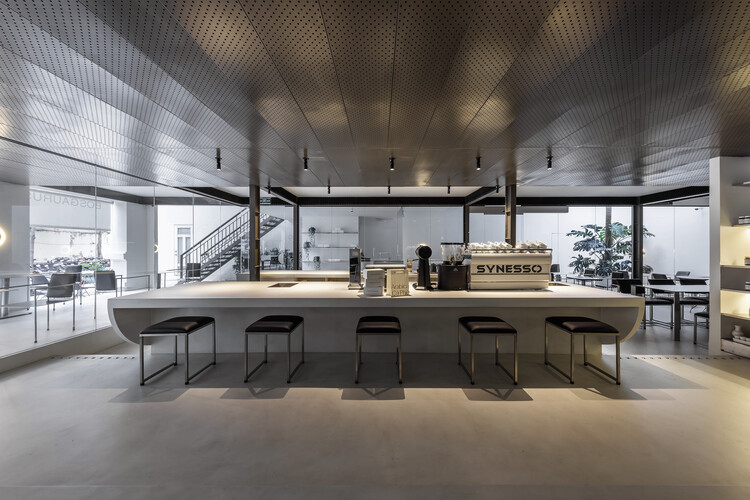 Bosgaurus Coffee Roasters / NU архитектура и дизайн - Фотография интерьера, кухня, стол, стул