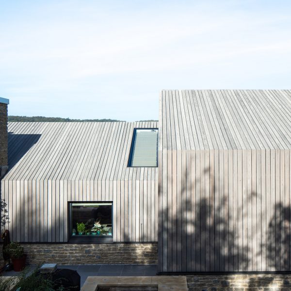 Coffey Architects использовала сельские сараи для прибрежного дома в Дорсете