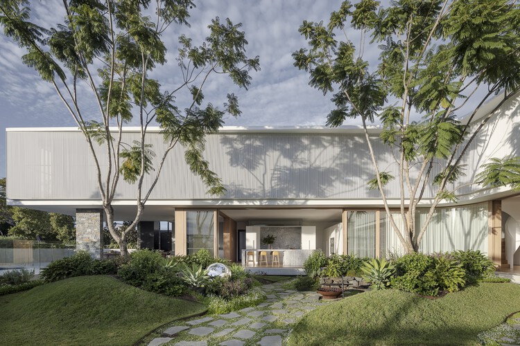 Дом-бумеранг / Joe Adsett Architects — фотография экстерьера, окна, фасад, сад