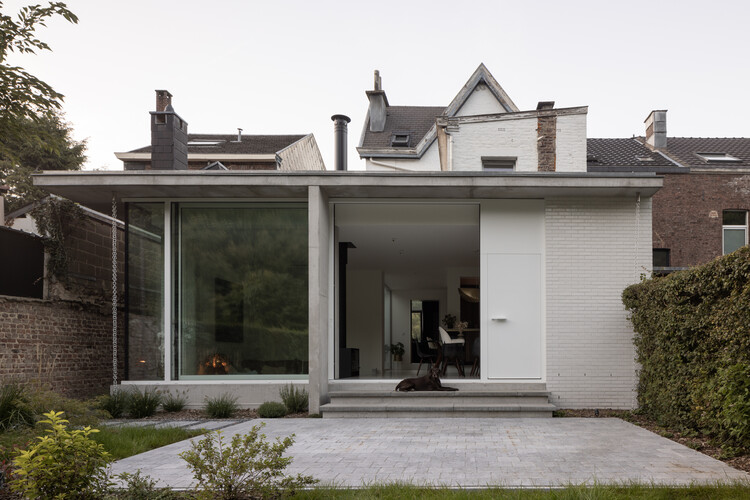 Дом Лоика и Оливии / Atelier H Architecture - Экстерьерная фотография, окна, двери, фасад